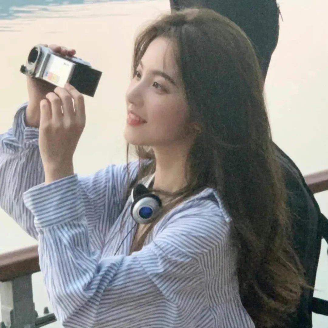 向天真的女生投降